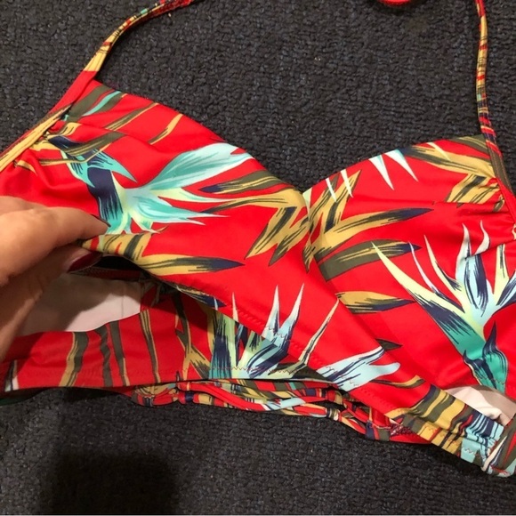 PINK Victoria’s Secret Red & Green Leaf Print Crisscross Bikini Top Size Medium - Picture 4 of 7